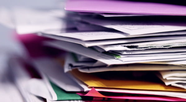 Illustration — pile de documents papier avant informatisation